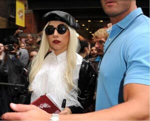 Lady-gaga-veste-pantalon-chapeau-cuir